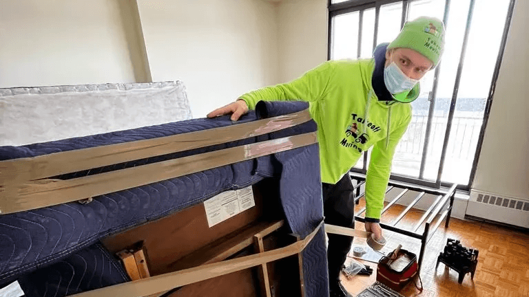 moving-crew-wraps-mattress